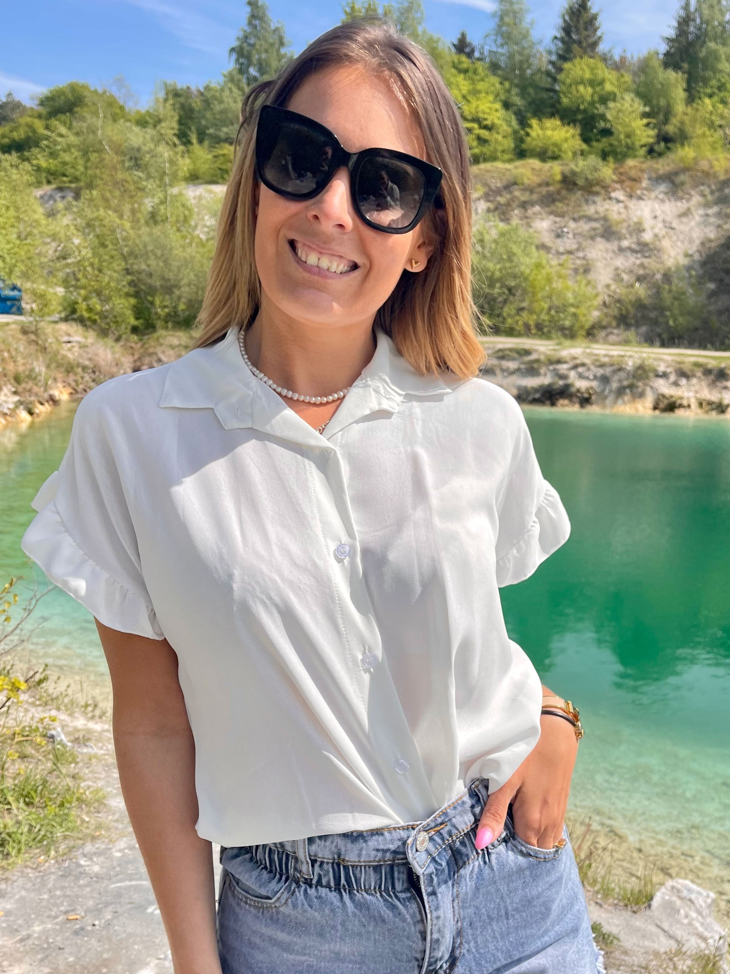 Selvina - Sort skjorte med søde flæseærmer